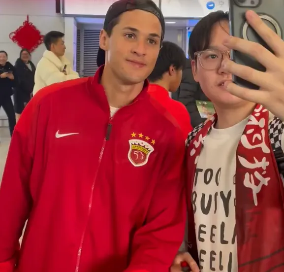 欧博官网-海港回国获大批球迷接机，安永佳、维塔尔等与球迷合影